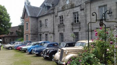 Exposition de vieilles voitures au château de Crocq